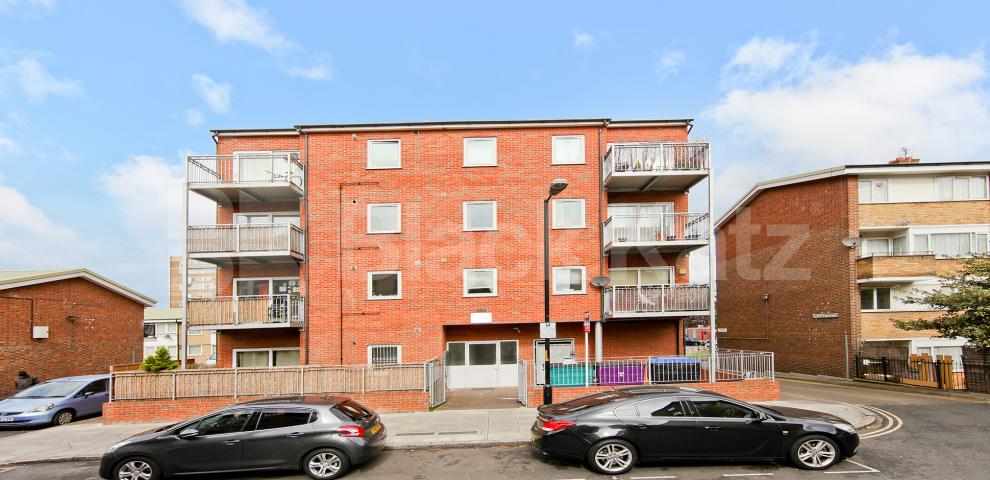 			UNDER OFFER , 3 Bedroom, 1 bath, 1 reception Apartment			 Windsor Court - Copers Road, Bermondsey
